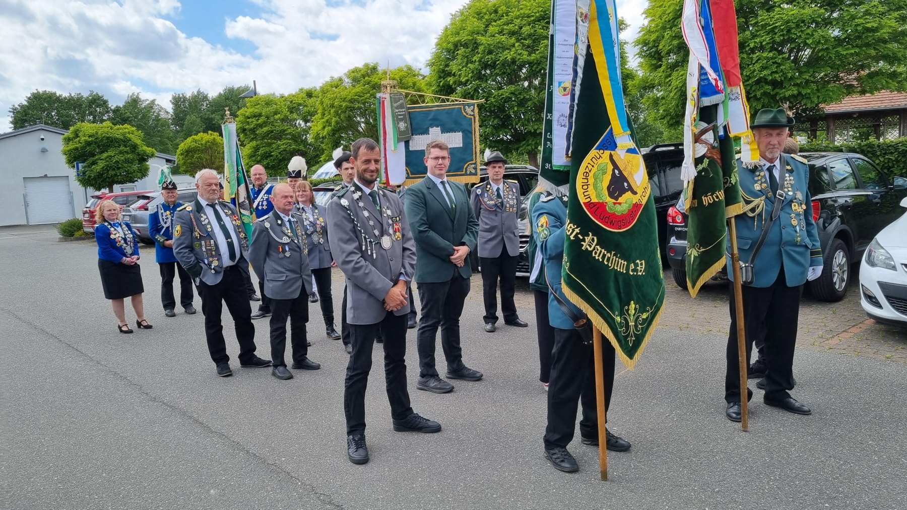 Gastvereine und Fahnen beim Schützenfest